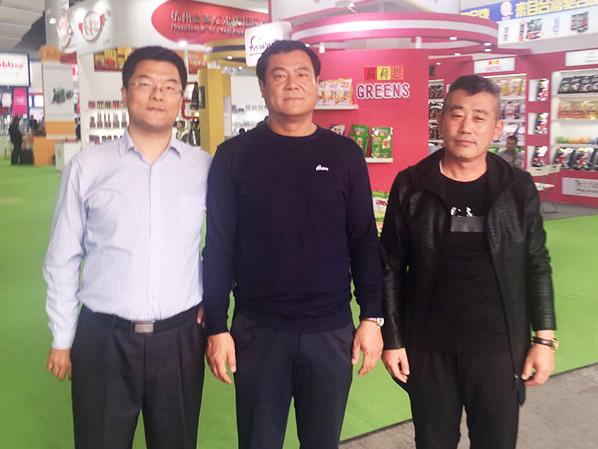 和天津郑艺民老板、天津晨辉饲料公司董事长翟胜利合影