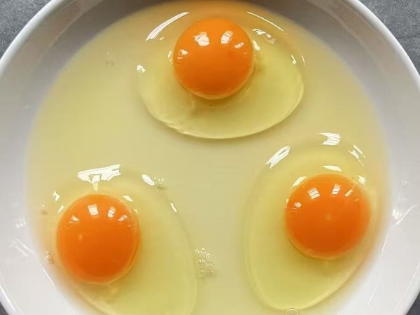 蛋黄颜色浅怎么办？试试天然叶黄素饲料添加剂